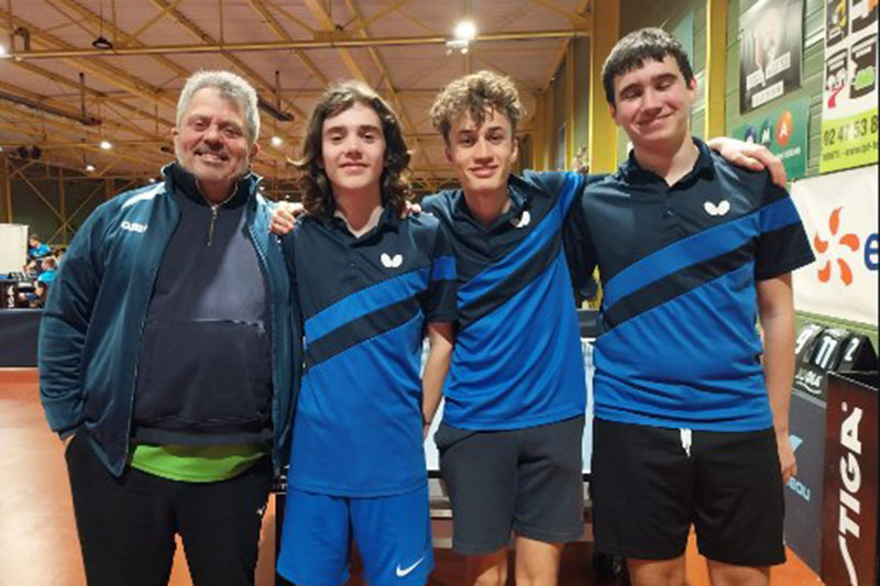 Les juniors et le président du club de tennis de table de Parçay-Meslay